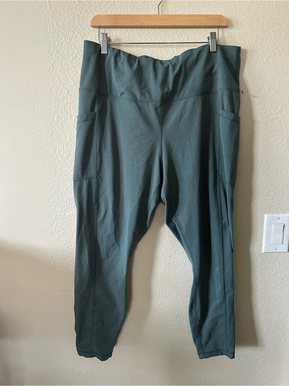 Yogalicious Women's Active green leggings size 2XL/ pre owned 1471